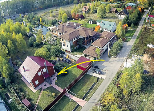 Загородный участок и дом Владимира Абрамовича не отличаются роскошным дизайном... (Фото Руслана ВОРОНОГО)