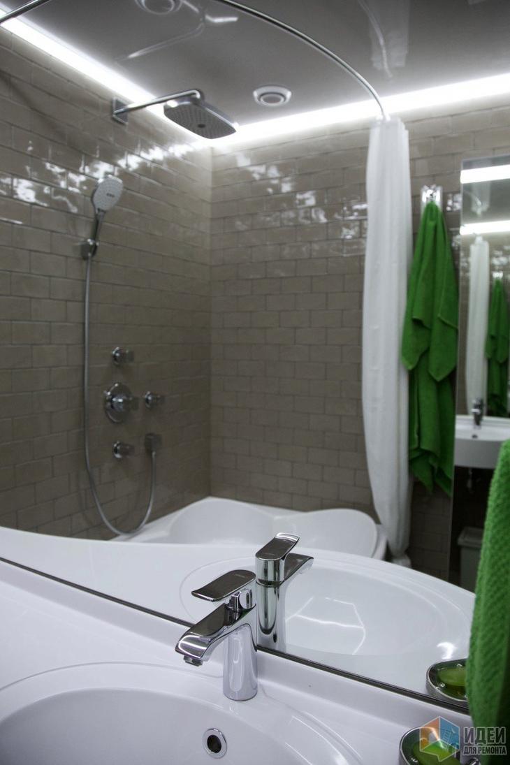 Интерьер ванной комнаты, зеркало увеличение пространства