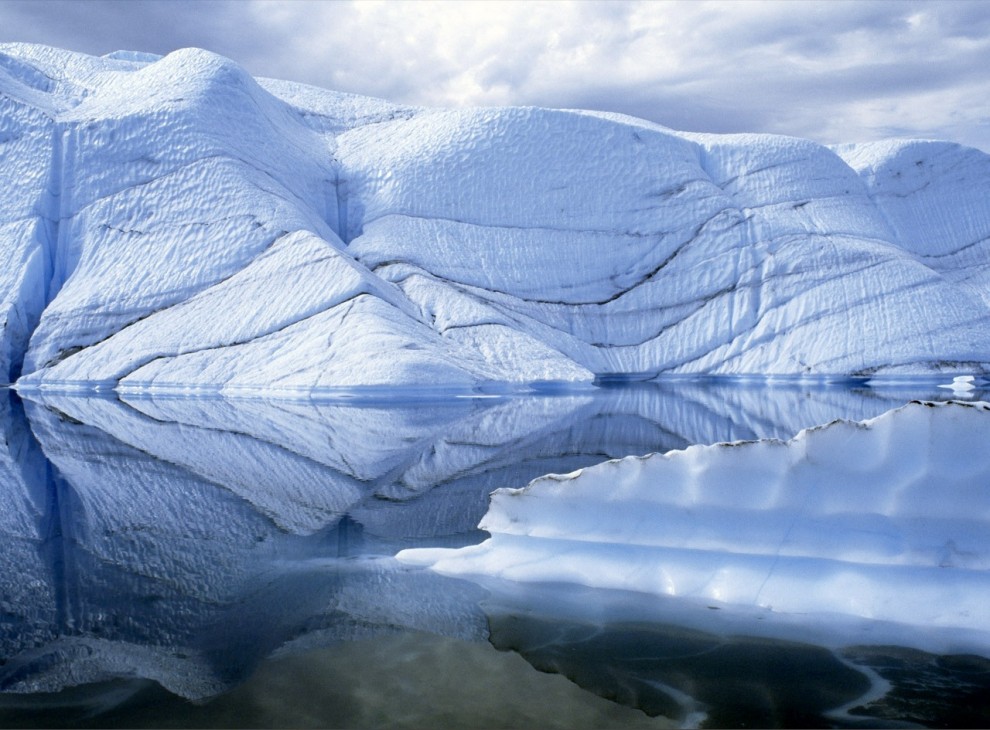 5) Ледник Матанушка отражается в ледниковом озере в долине Матанушка на Аляске. 