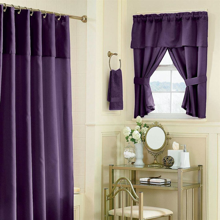 фиолетовый текстиль в ванной комнате