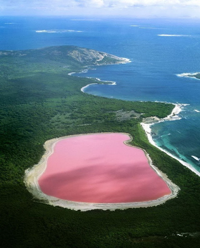 Розовое озеро и синяя лава: где можно увидеть самые необычные природные явления.