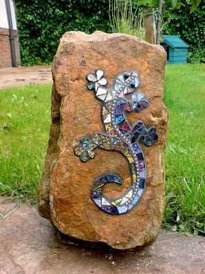 Gecko on Rock .........we have so many LIVE geckos, think it would be cool to make a mosaic one too!