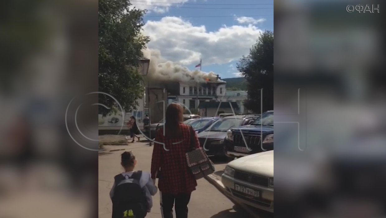 Видео пожара на речном вокзале в Иркутской области появилось в Сети