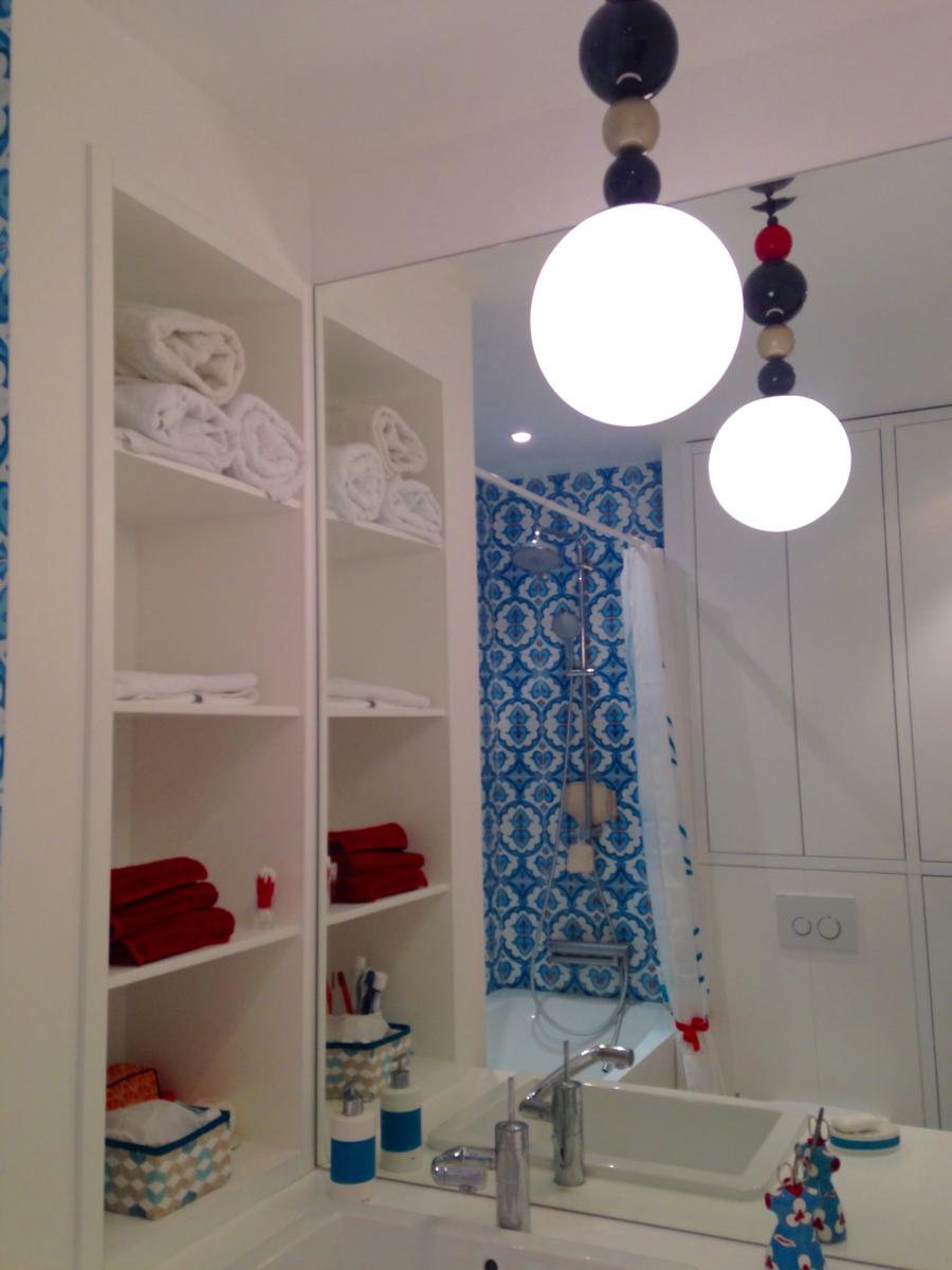 Белая ванная комната, круглые светильники для ванной