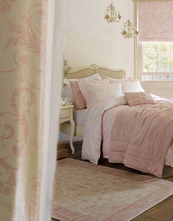  .      Laura Ashley