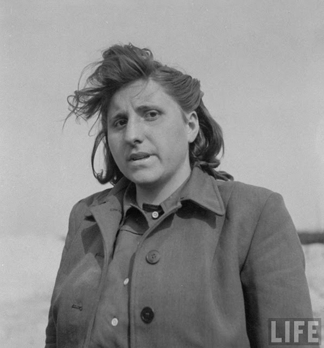 20 шокирующих фотографий из концлагеря Берген-Бельзен сразу после его освобождения 20 шокирующих фотографий из концлагеря Берген-Бельзен сразу после его освобождения
