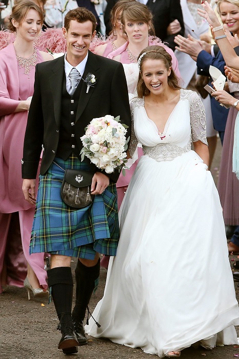 Невеста невероятно хороша в шелковом платье от Jenny Packham.