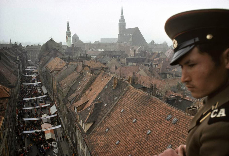 1974. Советский солдат наблюдает за мероприятием в средневековом центре Баутцена. винтаж, германия, люди, фото