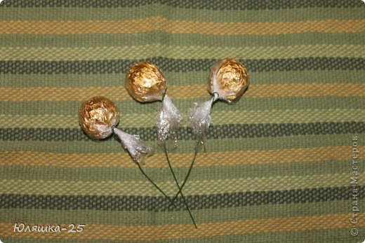 хризантемы из конфет МК (5) (520x347, 49Kb)