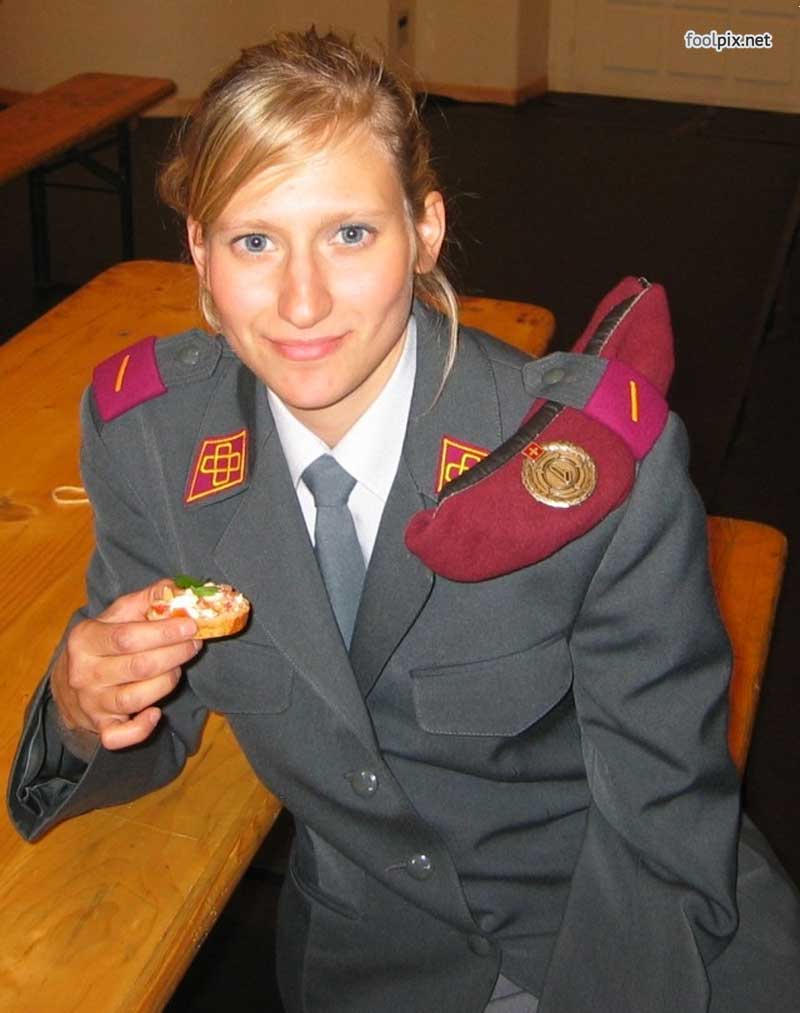 Красивые девушки в военной форме Девушки на службе в армии фото 35