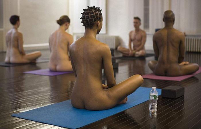 Йога без одежды: студия йоги в Нью-Йорке утверждает, что нагота укрепляет уверенность в себе