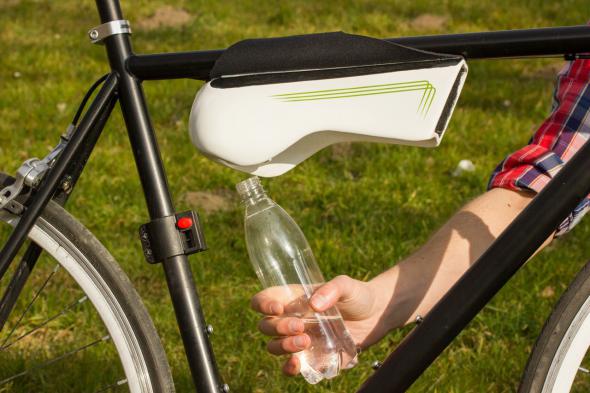 Бутылка собирает воду из воздуха во время движения велосипеда.