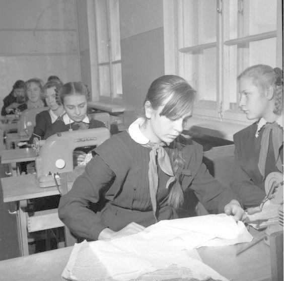 На зтих уроках девочек даже шить учили. СССР, история, школа