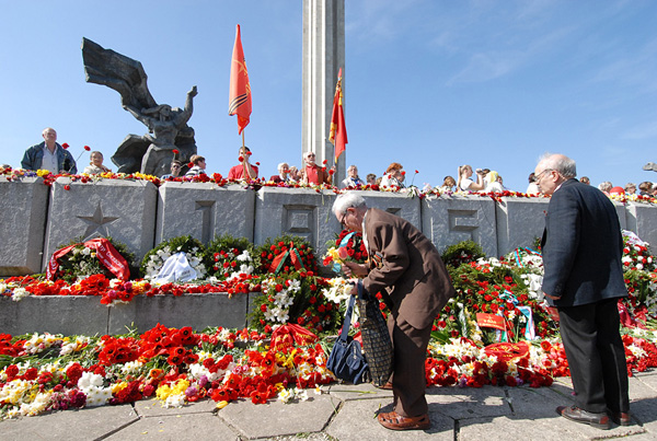 Ветераны ВОВ у памятника Советским воинам-освободителям в Риге