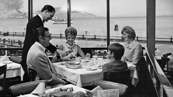 Несмотря на трудности, попасть в ресторан все-таки можно было даже простому человеку / Фото: sahoganin.livejournal.com Несмотря на трудности, попасть в ресторан все-таки можно было даже простому человеку / Фото: sahoganin.livejournal.com