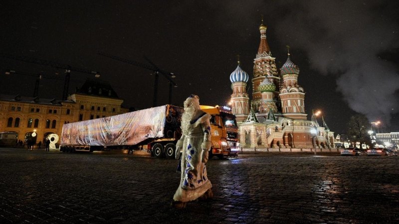 Главную новогоднюю ель страны привезли в Москву для предстоящего праздника