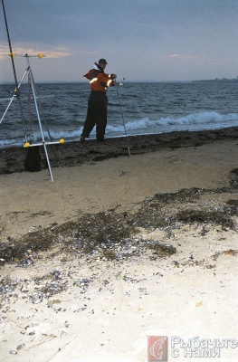 Для обеспечения дальности заброса на 120–150 м оснастку предварительно аккуратно раскладывают на песке.