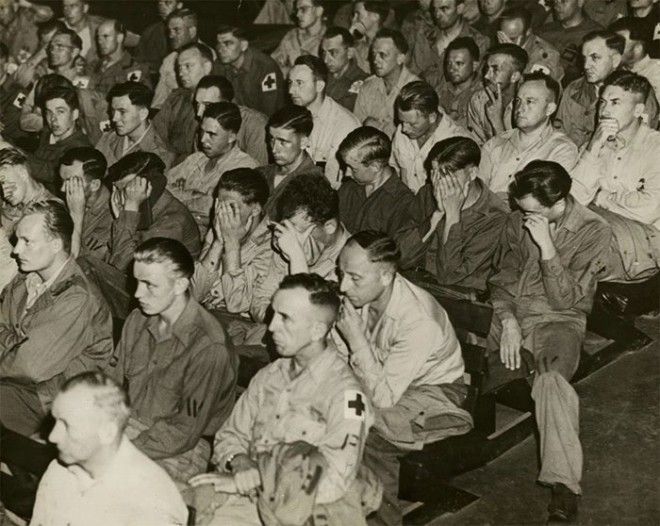 6. Немецкие солдаты реагируют на кадры хроники о концлагерях. 1945 г. 6 Немецкие солдаты реагируют на кадры хроники о концлагерях 1945 г война история память