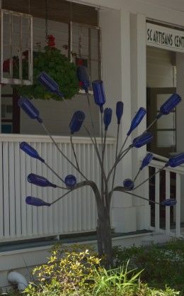 Great garden art ideas for your outside space! Now that the warmer weather is here, find out how to decorate your garden, patio or yard with some amazing garden art - like this beautiful bottle tree!