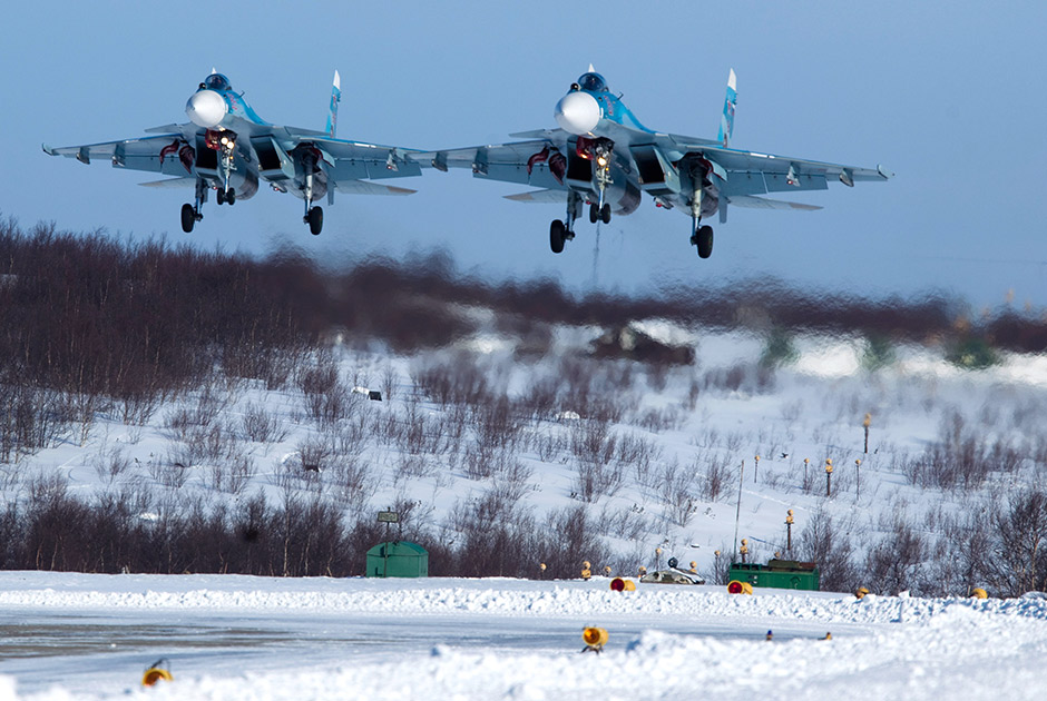 Истребители Су-33 279-го отдельного корабельного истребительного авиаполка морской авиации Северного флота приземляются на аэродром «Североморск-3»