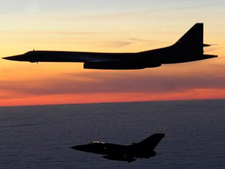 Ту-160 летит в сопровождении Торнадо. В 2014 году истребители НАТО 400 раз поднимались на перехват российских самолетов