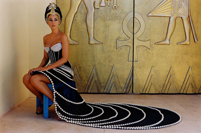Моника Белуччи (Monica Bellucci) в фотосессии для фильма «Астерикс и Обеликс: Миссия «Клеопатра» (Asterix & Obelix Meet Cleopatra) (2002), фотография 1