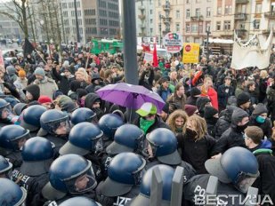 В Германии в ходе массовых протестов пострадали 30 человек