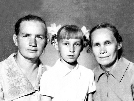 Первая гражданская жена поэта Генриетта МЕНЬШИКОВА, их дочь Лена и тёща Александра Александровна