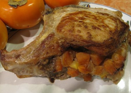 Свинина на косточке фаршированная хурмой и яблоками.
