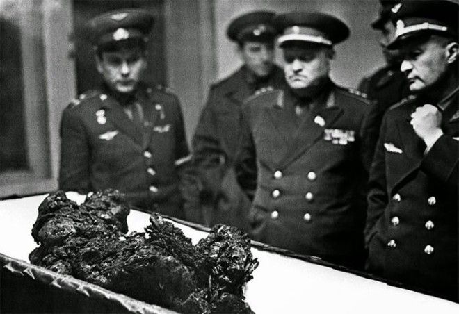 12. Останки астронавта Владимира Комарова, погибшего при спуске на землю 12 Останки астронавта Владимира Комарова погибшего при спуске на землю война история память