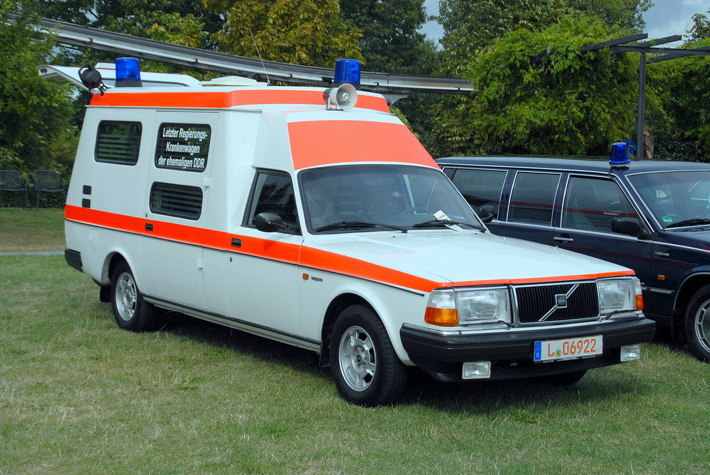 48. Volvo 240 Ambulance. Свеи до сих пор строят подобные кузова и эксплуатируют. катафалк, скорая, универсал
