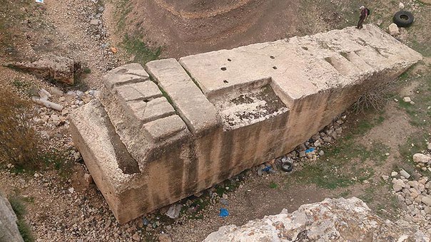 В Баальбеке откопали еще бОльшие мегалиты (до 2000 т), а «Южный камень» (1000 т) оказался … отпиленным снизу неизвестным образом Опубликовал: welemudr Категория: Непознаное
