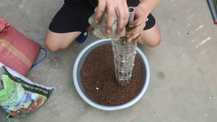 Соберите восхитительный вертикальный сад из пластиковых бутылок и ПВХ труб! Это оригинальный способ преобразить любой участок. Подвесная конструкция из цветов смотрится роскошно.-5