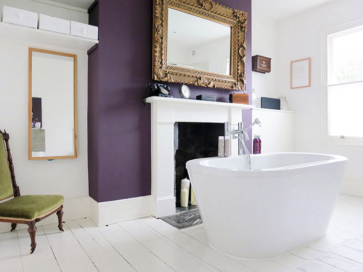 белый + фиолетовый для интерьера ванной комнаты