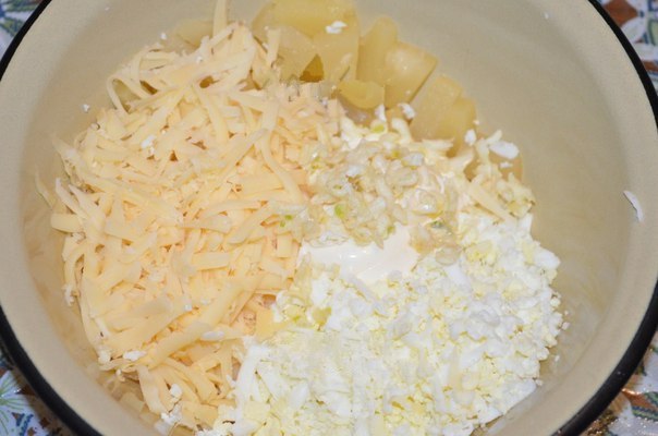 Салат с ананасами, сыром и чесноком от Наташи Чагай.