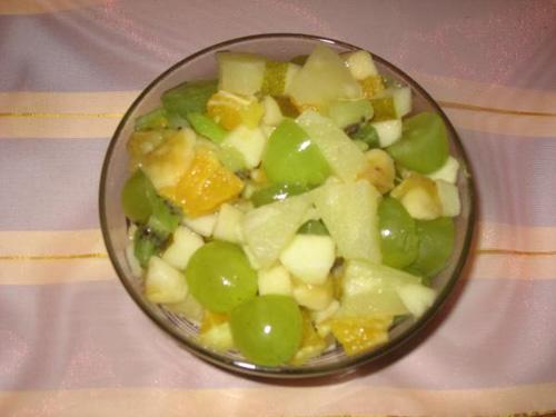 Салат яблочный с ананасом, бананами и виноградом