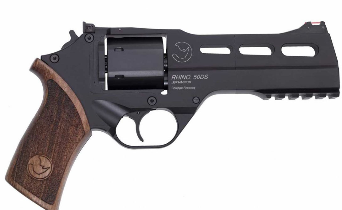 Chiappa Rhino С виду это обычный револьвер — по большому счету, так оно и есть. Инновационна же сама система отдачи: назад, а не вверх. Благодаря этому нововведению, Chiappa Rhino стал в 7 раз точнее своих собратьев по классу.
