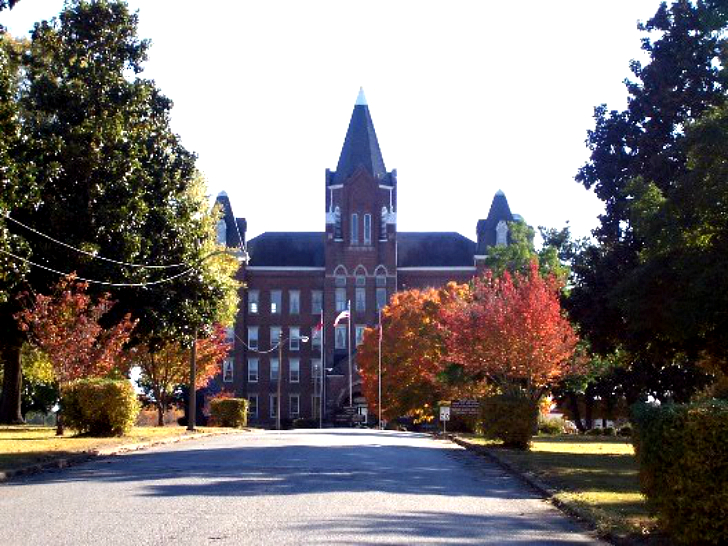 Эта симпатичная мадам - садист и убийца: она украла около 5000 детей Эта симпатичная мадам - садист и убийца: она украла около 5000 детей