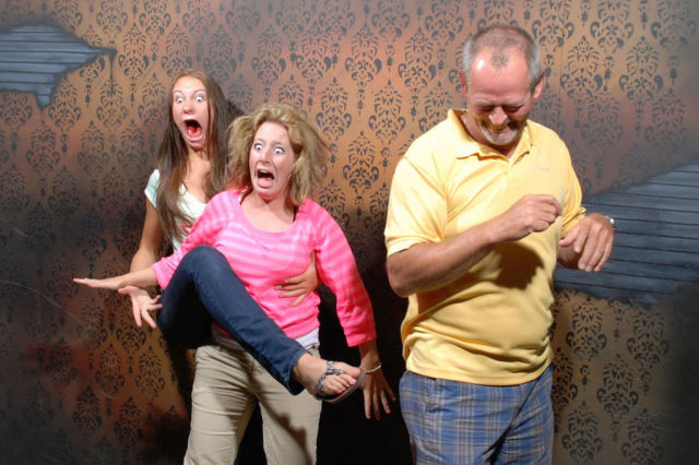 Они бы хотели, чтобы вы этого не видели (9 фото) some bizarre things women have been caught doing 640 02 Они бы хотели, чтобы вы этого не видели (9 фото)
