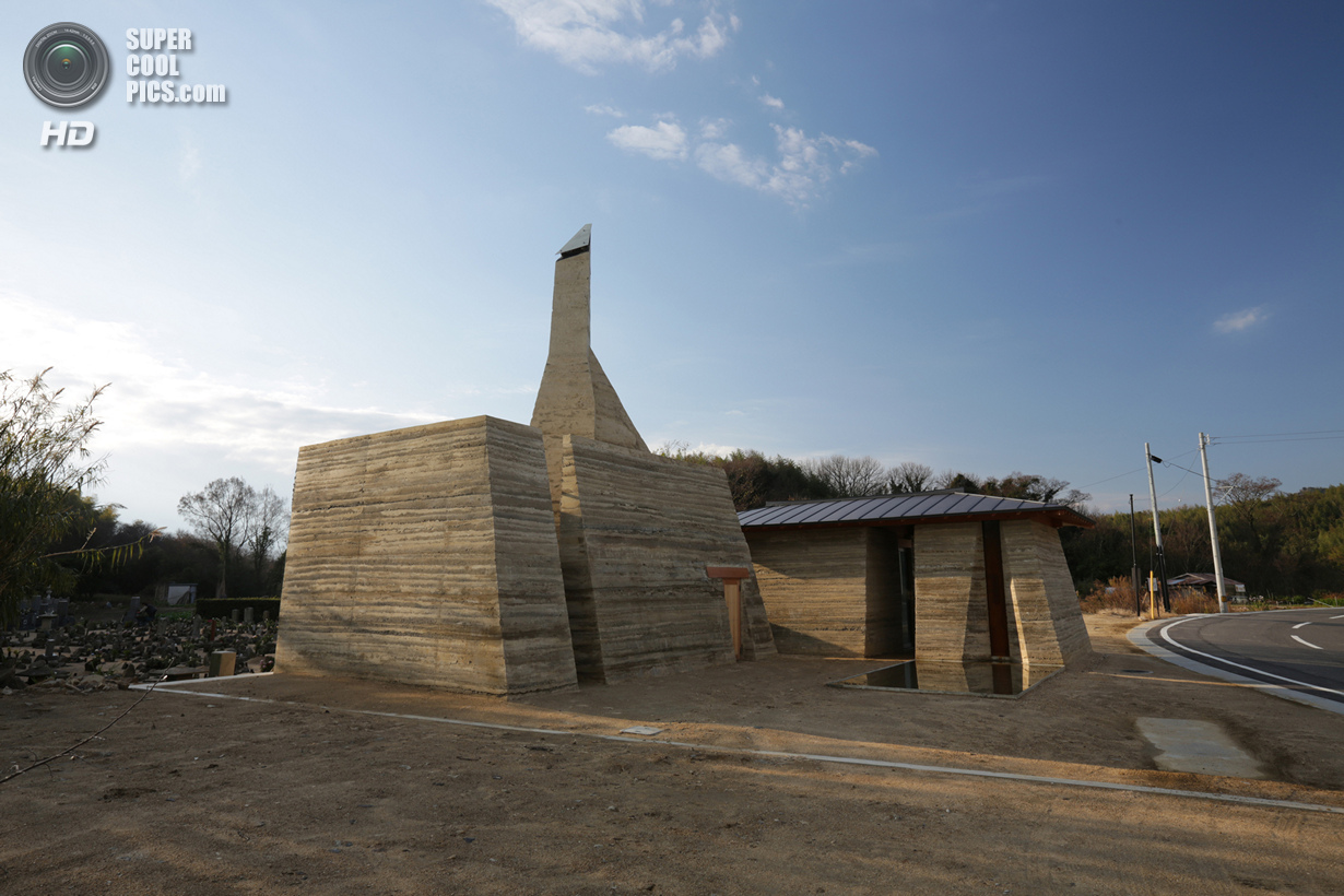 Япония. Хондзима, Кагава. Дом Zenkonyu x Tamping Earth, спроектированный Tadashi Saito + Atelier NAVE. (Toshihiro Misaki)