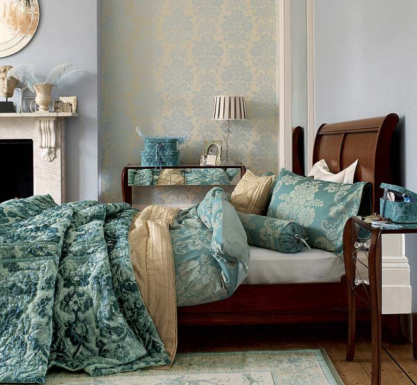   .      Laura Ashley