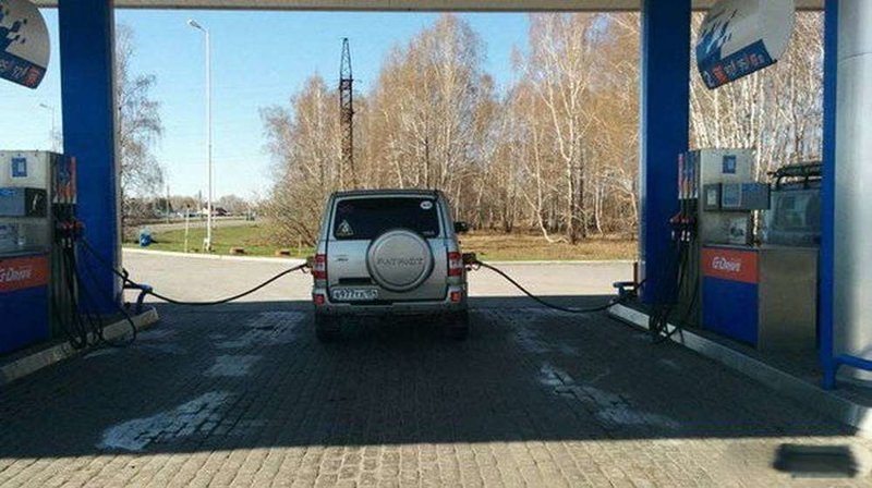 Это заправка или эпизод из пикантного фильма? Это заправка или эпизод из пикантного фильма? за бензином, заправка, очередь за бензином, попало в кадр, прикол, происшествия на заправке, случайности, юмор