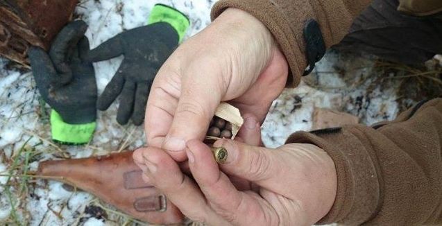Из-под земли извлекли спрятанный фашистами боевой набор диверсанта Из-под земли извлекли спрятанный фашистами боевой набор диверсанта диверсанты, поискови, тайник, эхо войны
