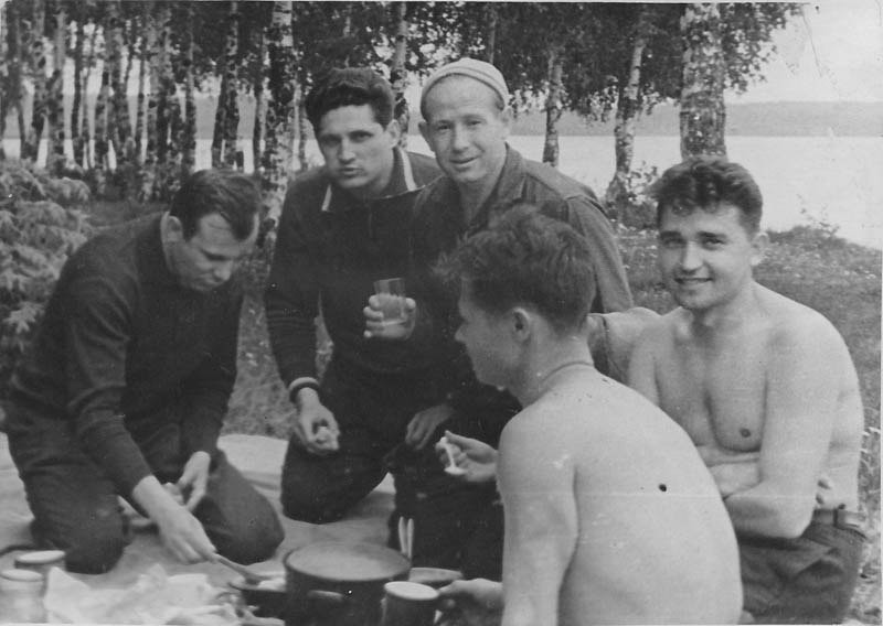 Советские космонавты на пикнике в Долгопрудном космонавты, ссср