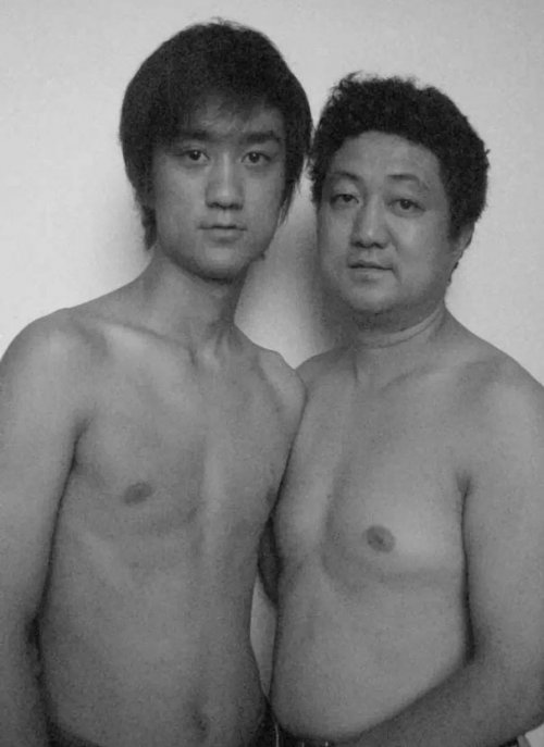 Отец с сыном каждый год делают одну и ту же фотографию (29 фото) Отец с сыном каждый год делают одну и ту же фотографию (29 фото)