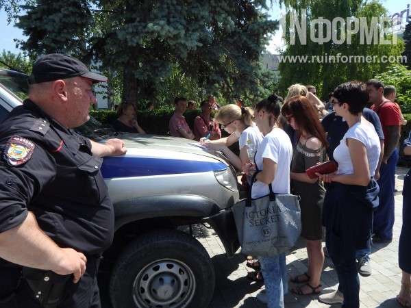 Митинг возле торгового центра «Муссон»
