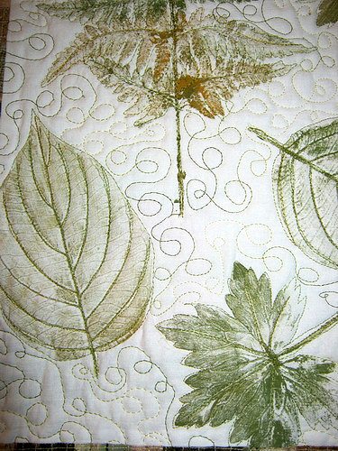 штампы из листьев на лоскутном полотне