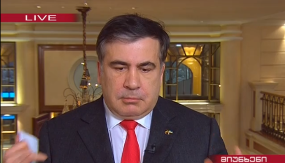 В Сети обсуждают странные подпрыгивания Саакашвили перед камерой