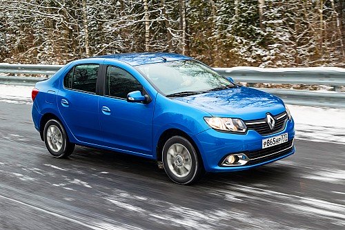 Renault Logan демонстрирует приличную плавность хода, однако пустой руль не располагает к сколько-нибудь активной езде, а шум от двигателя выходит за рамки приличия.