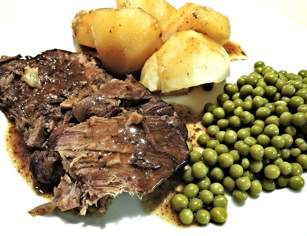 Мясо необходимо нарезать довольно крупными кусками/pixabay.com